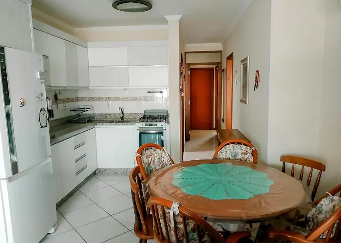 3 Quartos A 280M Da Praia C Roupa De Cama - Sacada Com Churrasqueira - Climatizado - 10 Min A Pe Da Passarela Do Ribeiro E Acesso A Praia De Bombinhas - 5 Min A Pe De Supermercados - Ate 8 Pessoas, Ideal P Familias, Grupos, Criancas