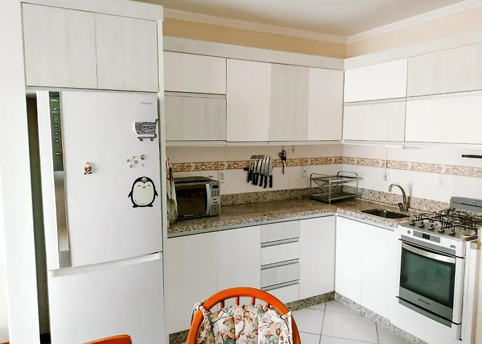 3 Quartos A 280M Da Praia C Roupa De Cama - Sacada Com Churrasqueira - Climatizado - 10 Min A Pe Da Passarela Do Ribeiro E Acesso A Praia De Bombinhas - 5 Min A Pe De Supermercados - Ate 8 Pessoas, Ideal P Familias, Grupos, Criancas