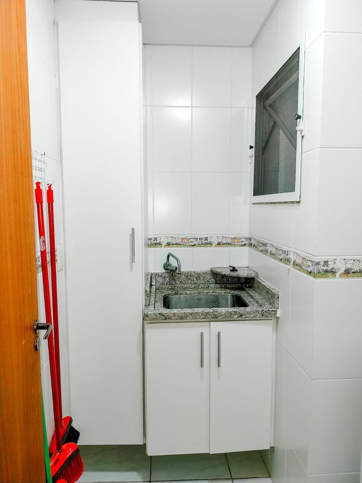 3 Quartos A 280m Da C Roupa De Cama - Sacada Com Churrasqueira - Climatizado - 10 Min A Pe Da Passarela Do Ribeiro E Acesso A De Bombinhas - 5 Min A Pe De Supermercados - Ate 8 Pessoas, Ideal P Familias, Grupos, Criancas *