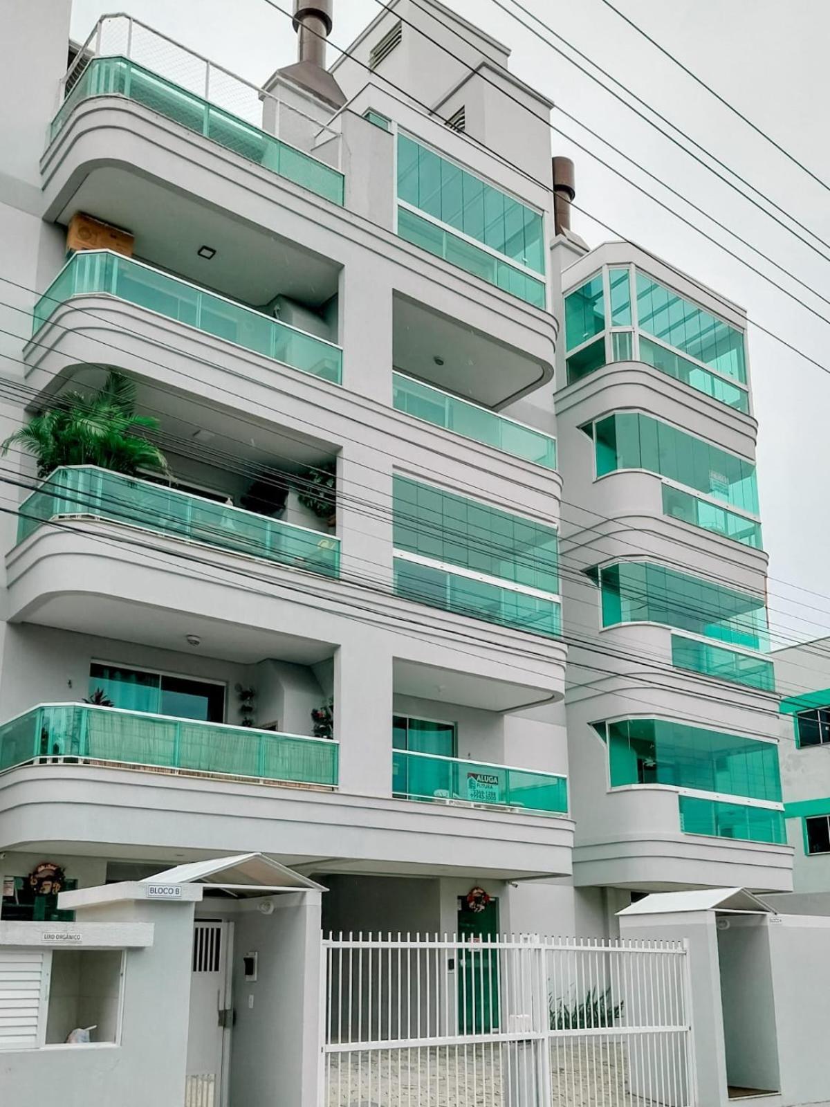 Apartment 3 Quartos A 280m Da C Roupa De Cama - Sacada Com Churrasqueira - Climatizado - 10 Min A Pe Da Passarela Do Ribeiro E Acesso A De Bombinhas - 5 Min A Pe De Supermercados - Ate 8 Pessoas, Ideal P Familias, Grupos, Criancas