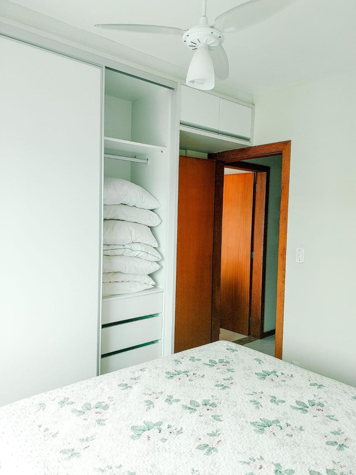 3 Quartos A 280m Da C Roupa De Cama - Sacada Com Churrasqueira - Climatizado - 10 Min A Pe Da Passarela Do Ribeiro E Acesso A De Bombinhas - 5 Min A Pe De Supermercados - Ate 8 Pessoas, Ideal P Familias, Grupos, Criancas *