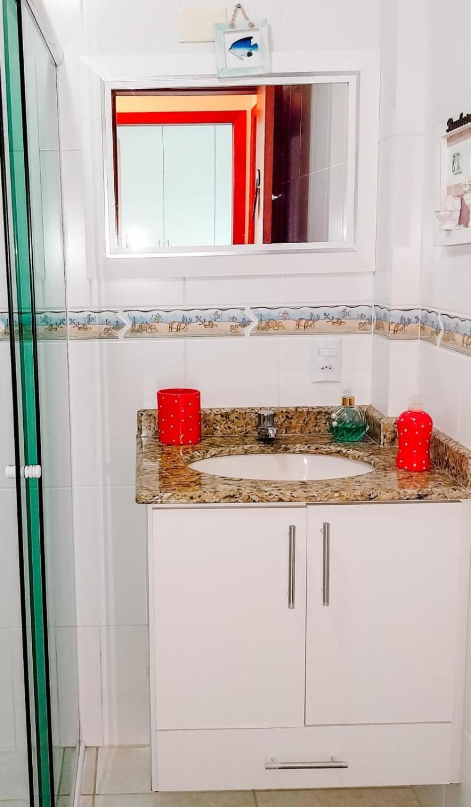 3 Quartos A 280m Da C Roupa De Cama - Sacada Com Churrasqueira - Climatizado - 10 Min A Pe Da Passarela Do Ribeiro E Acesso A De Bombinhas - 5 Min A Pe De Supermercados - Ate 8 Pessoas, Ideal P Familias, Grupos, Criancas Bombas
